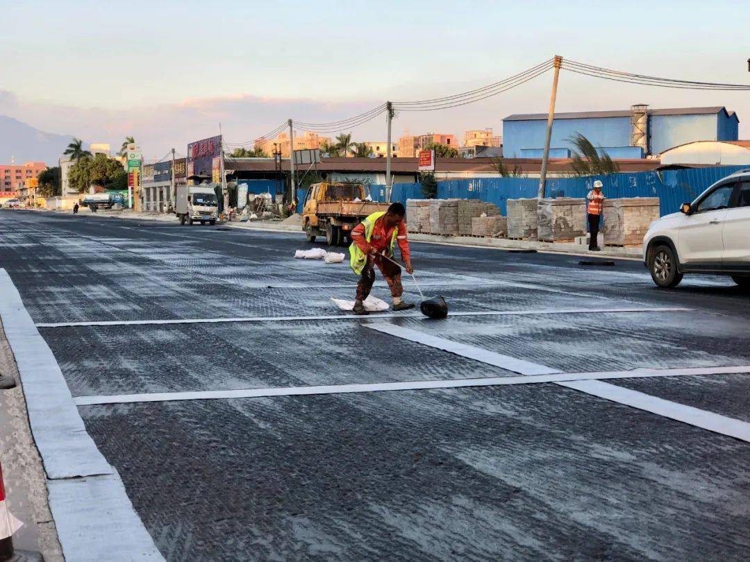 園洲這條主幹道開鋪瀝青路面啦!