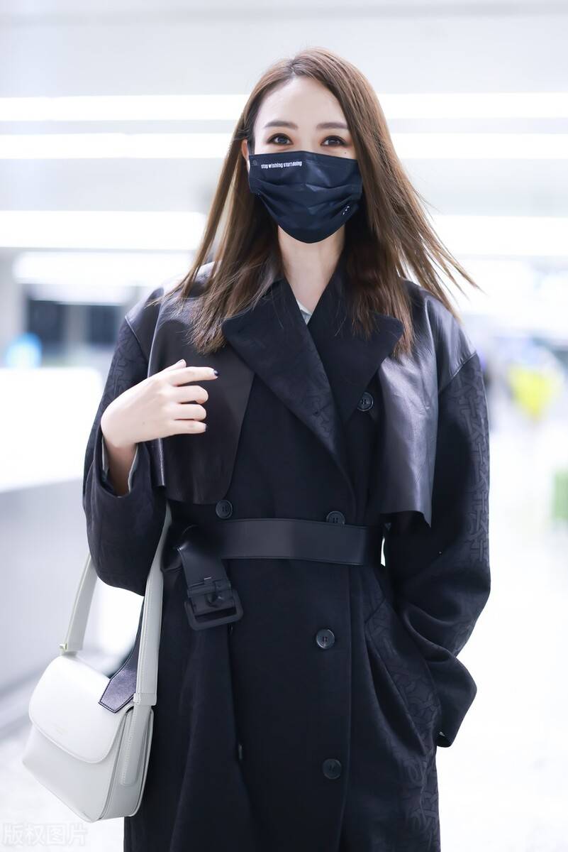 童瑶穿黑色收腰风衣脚踩黑色长靴简约高级