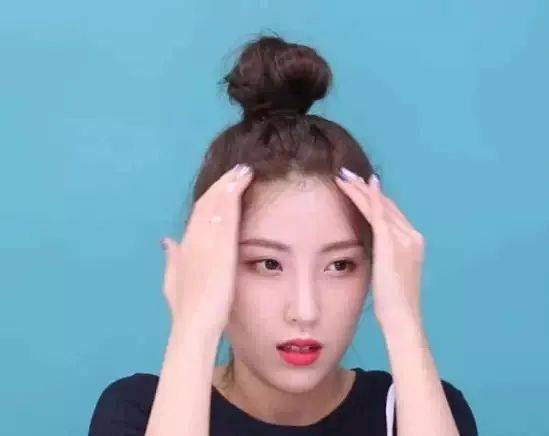 发辫长发妹妹不能错过的清爽丸子头教程！
