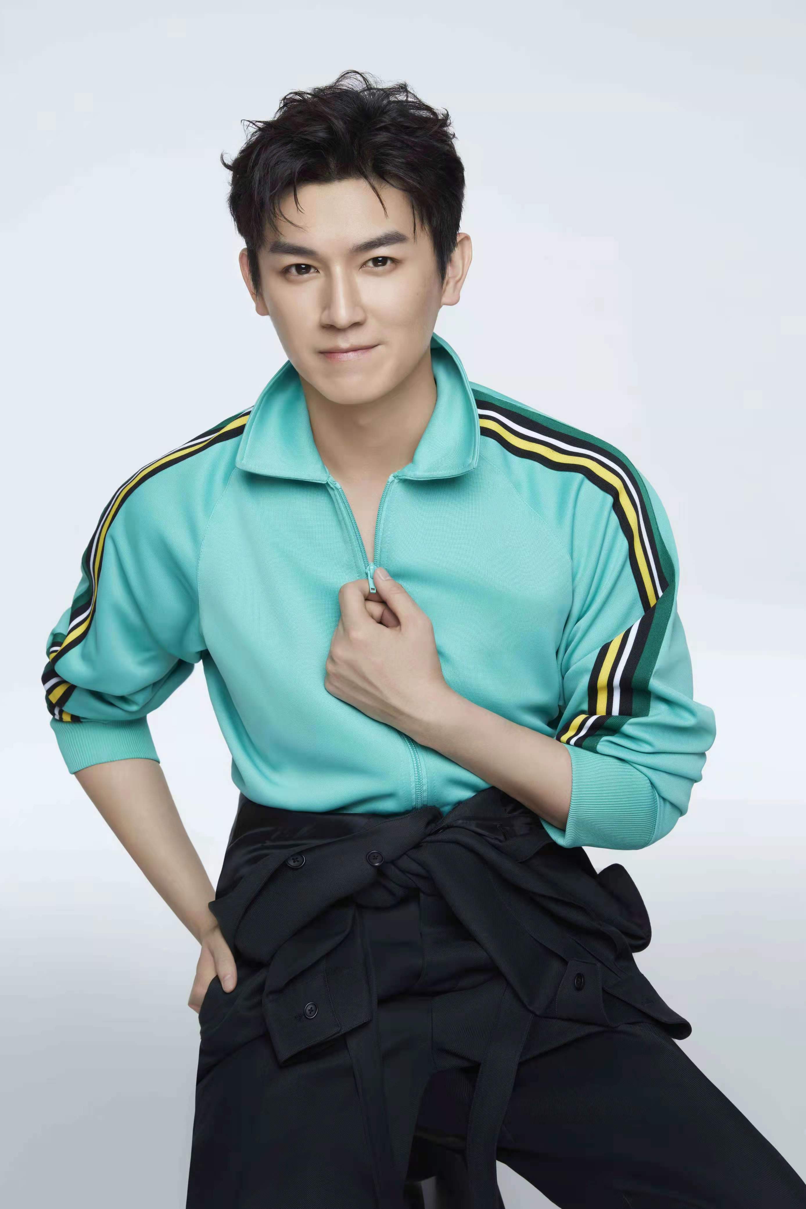 杨旭文运动写真释出寒冷冬日里的青春朝气