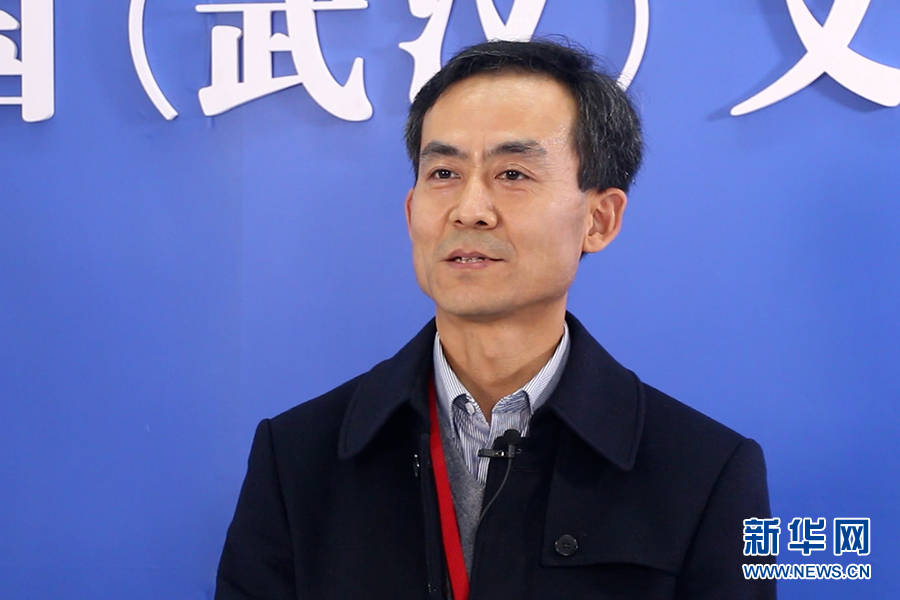 图为湖北省图书馆馆长刘伟成接受新华网专访.新华网 刘生辉摄
