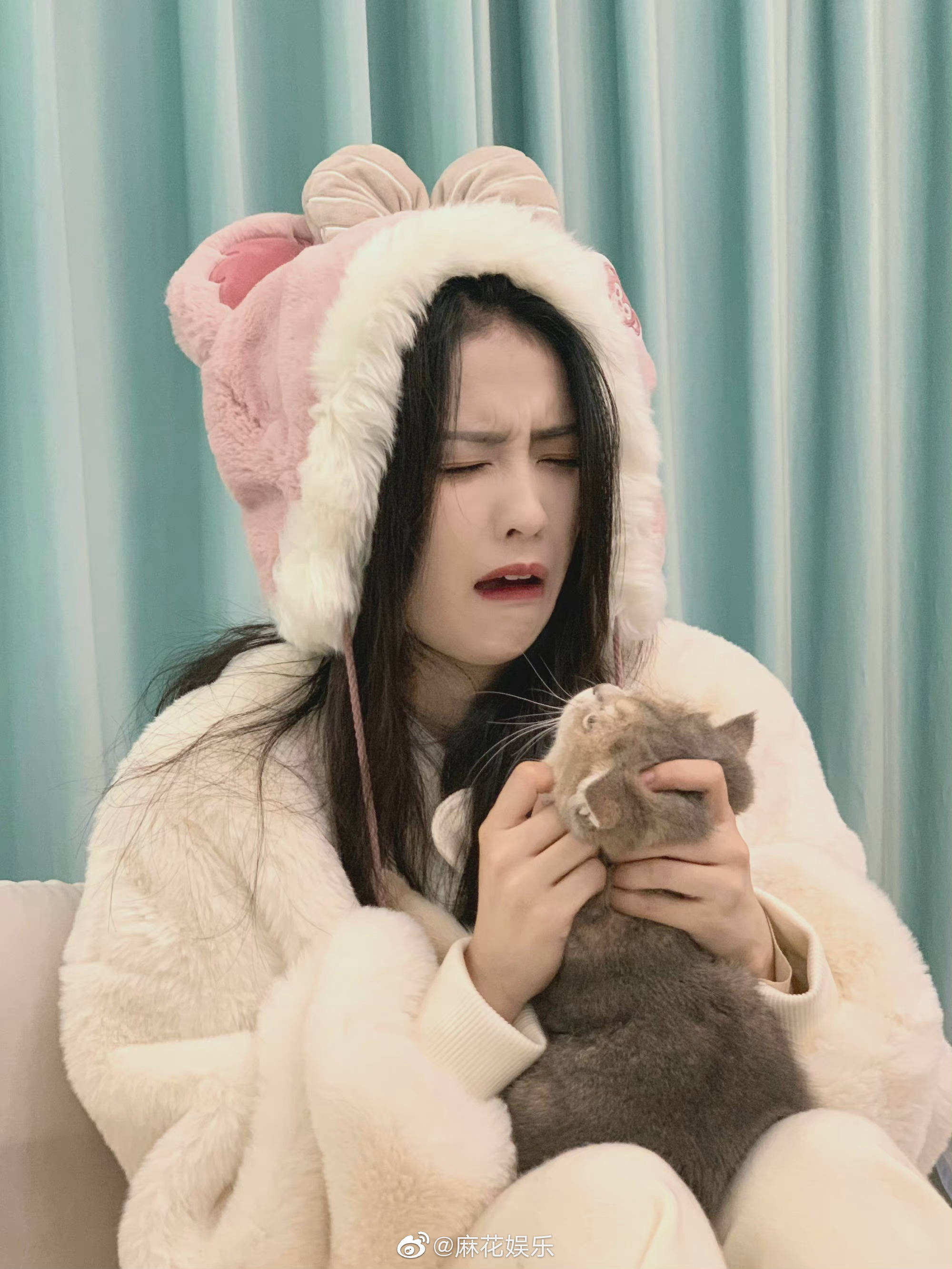 白鹿感恩节分享库存照穿着粉色毛茸茸的睡衣