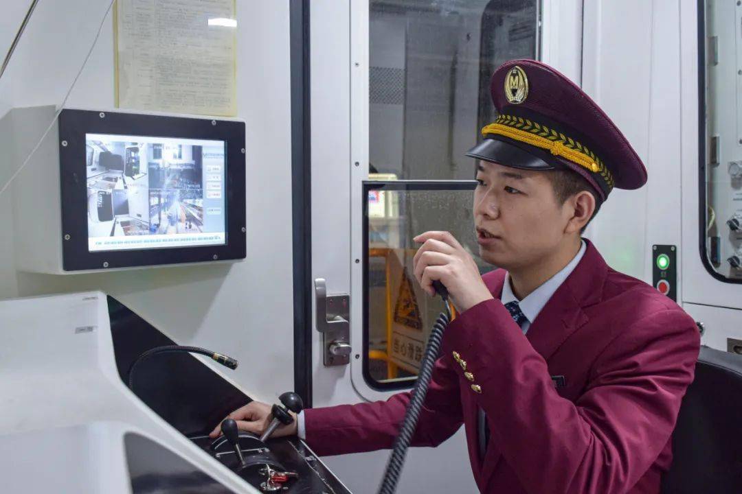 张晓强,28岁,2017年7月进入武汉地铁运营有限公司,现任车辆中心车辆三