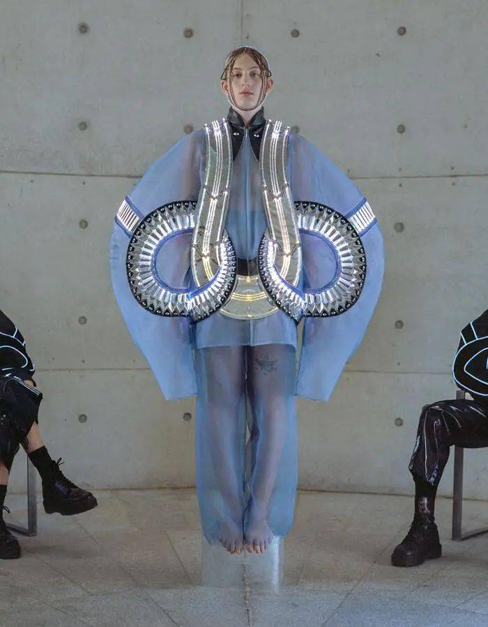 daguin 通过人体,环境和衣服的交互实验,创作充满未来概念的科技时装!