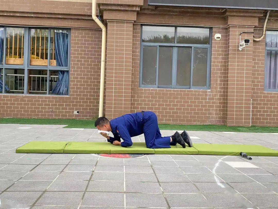 亲身示范火灾发生时逃生的正确方法,并指导小朋友们使用"匍匐前进法