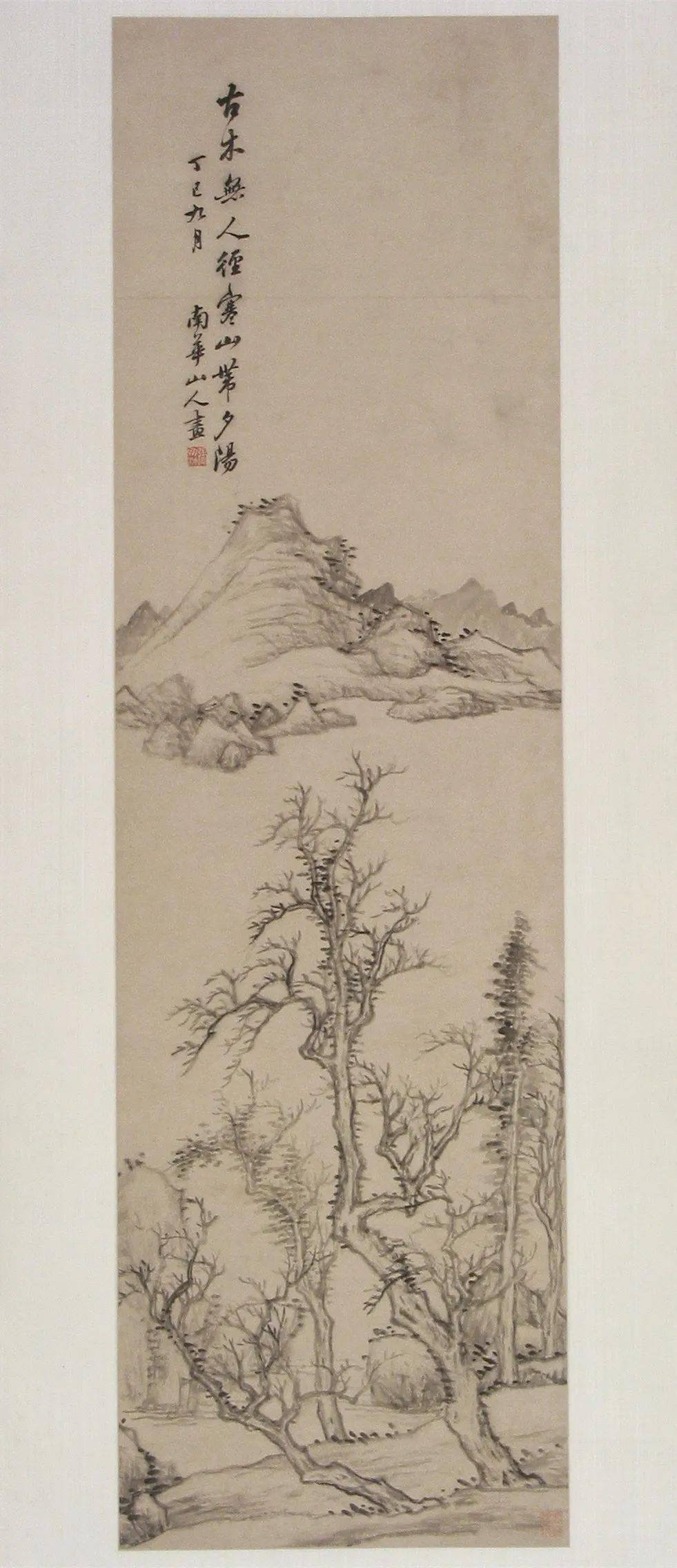 其中尤以清代张鹏翀50岁时所作《墨笔古木寒山图》为精品,画家用简率