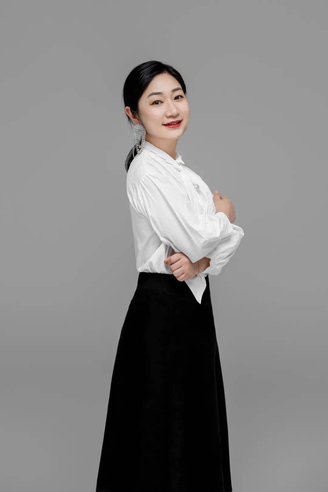 夏琳:台州广电主持人,台州市家庭教育形象代言人主持:台州广播电视总