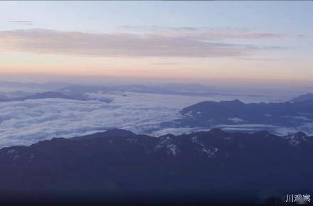 雪山|壮观！日照贡嘎山浮云泛粉光