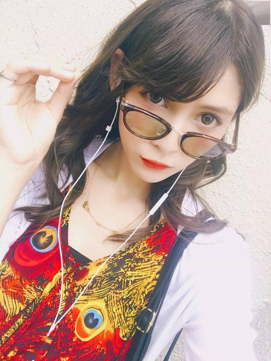 angela的本名为山本结巳,出身地为日本埼玉县,今年21岁.