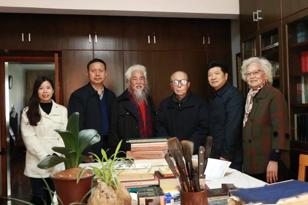 九十七岁著名书法家王超尘校友向学校赠送多本书法作品集