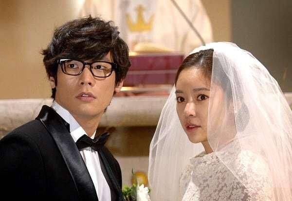 他是《穿透屋顶的high kick》的智勋,只用一副眼镜