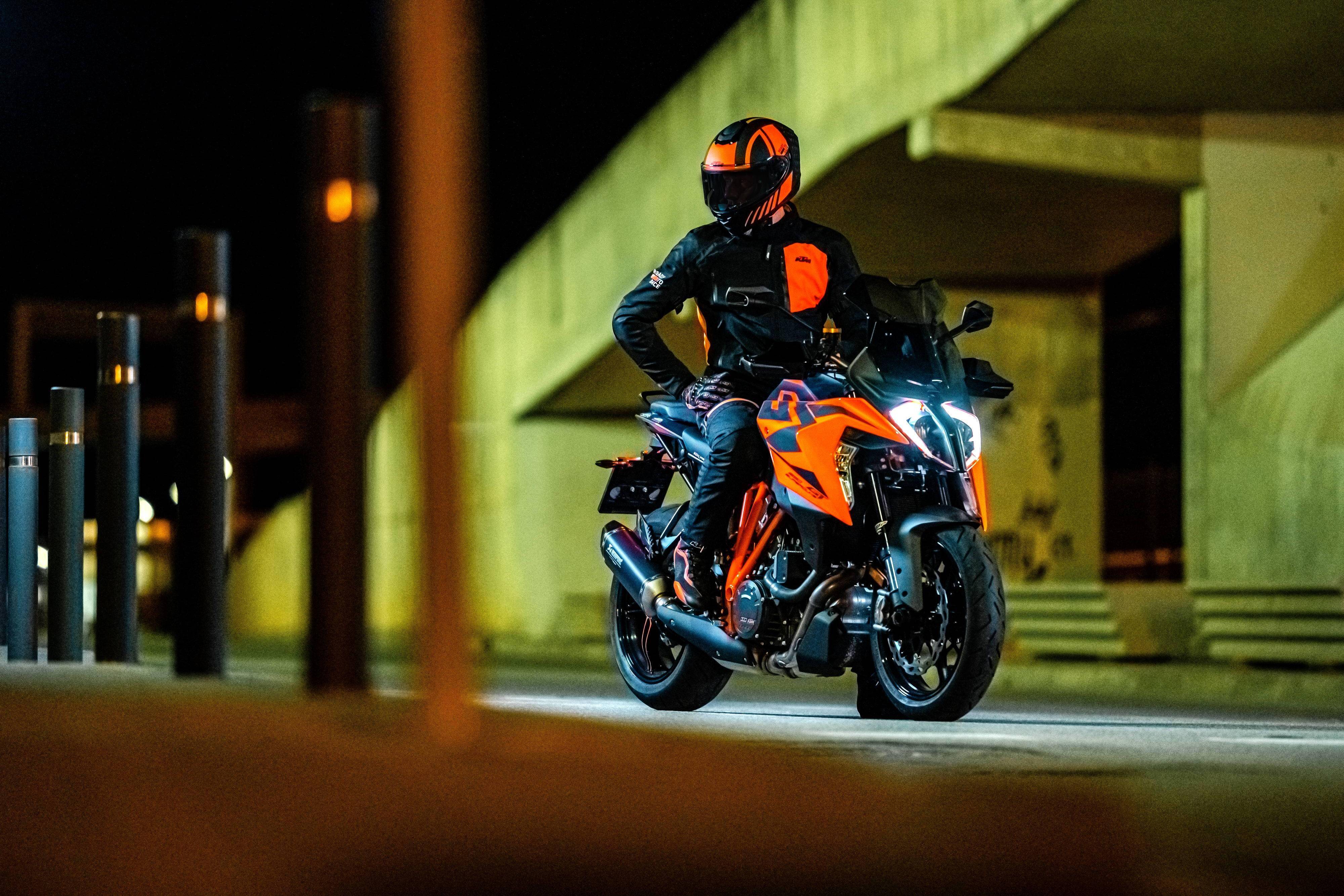 ktm 2022 运动旅行车 1290 super duke gt 户外特写