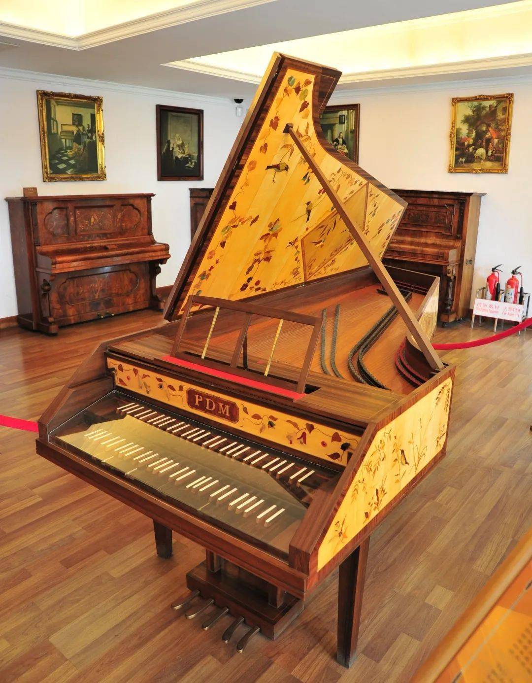 最美钢琴的普莱耶尔没有键盘的手摇钢琴巴士克藏品中历史最悠久的缪