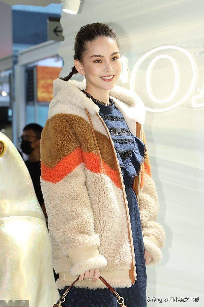 昆凌头部受伤后首次公开亮相 扎细马尾笑对镜头状态好