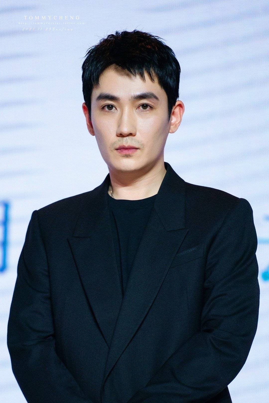 对于朱一龙来说,养胡子是很容易的事