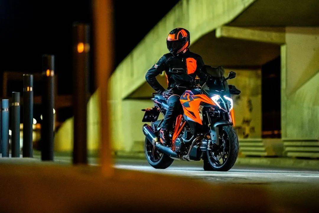 ktm 2022 運動旅行車 1290 super duke gt 戶外特寫_搜狐汽車_搜狐網