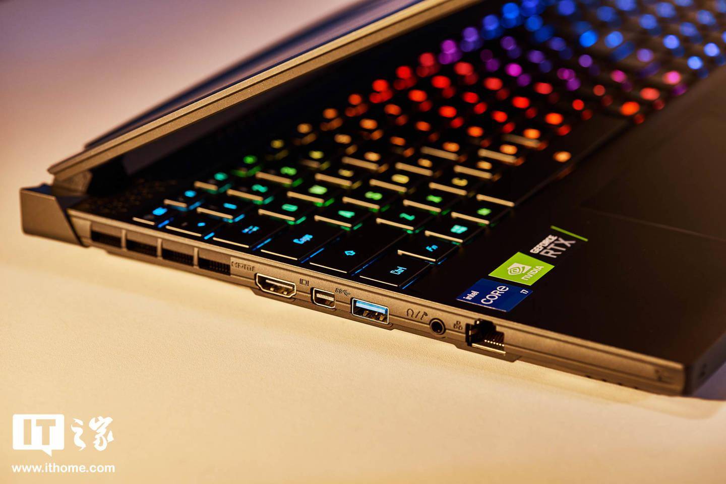 【IT之家开箱】11 代酷睿性能王者，技嘉 AORUS 15P XD 图赏