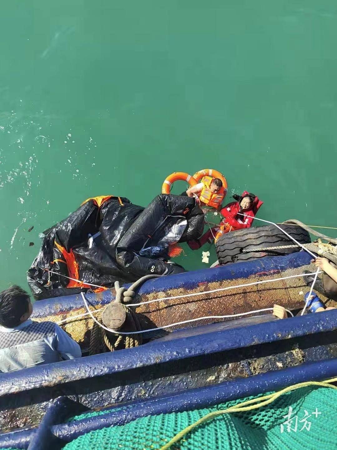 离岸有25海里,周边有6艘渔船在作业(船号:粤茂滨渔43898,43899,42387