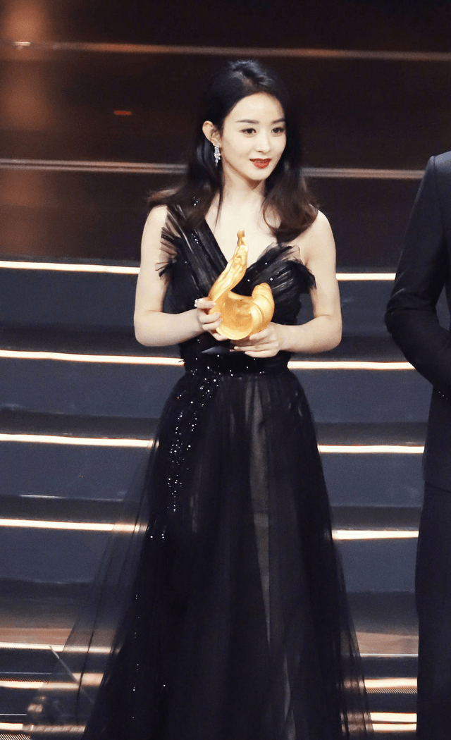 赵丽颖美出新高度,黑色纱裙如美丽"黑天鹅",身材完美引人尖叫_裙子
