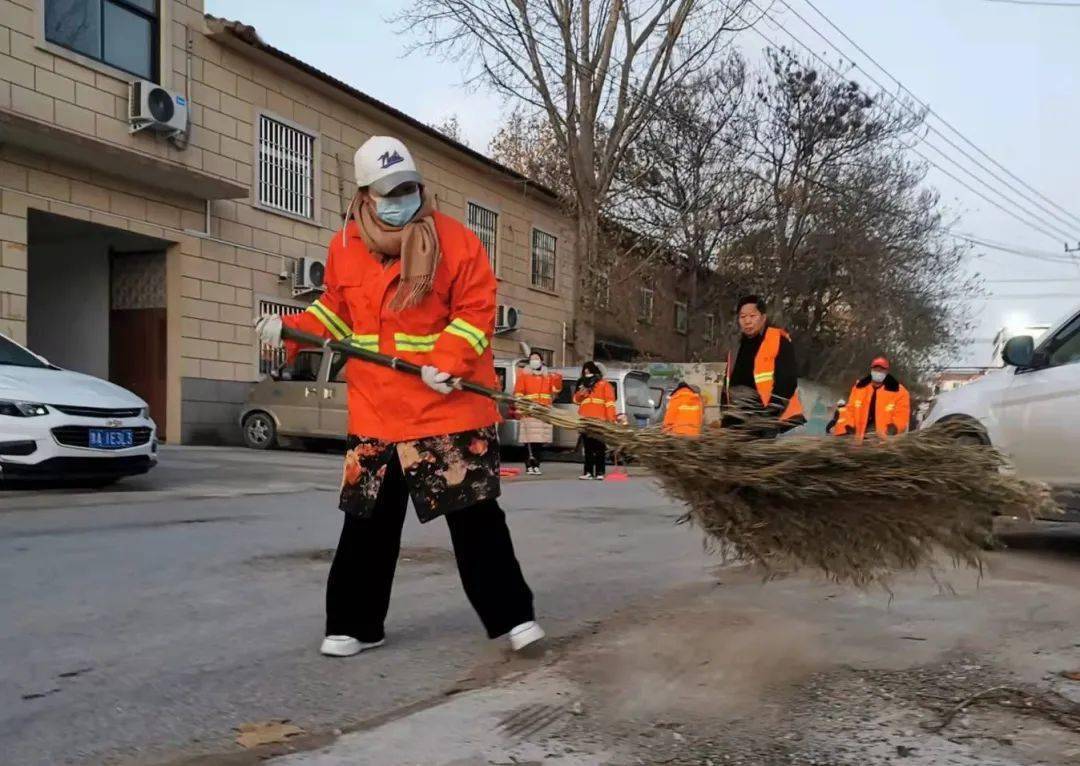 志愿者凌晨体验"城市美容师"辛苦作业_开封市_环卫工_工作