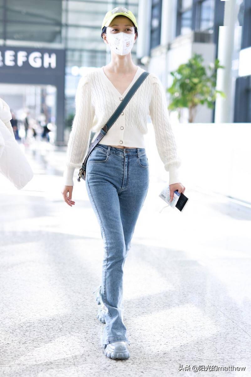 街拍倪虹洁白色绞花针织衫开视牛仔裤棒球帽简约气质