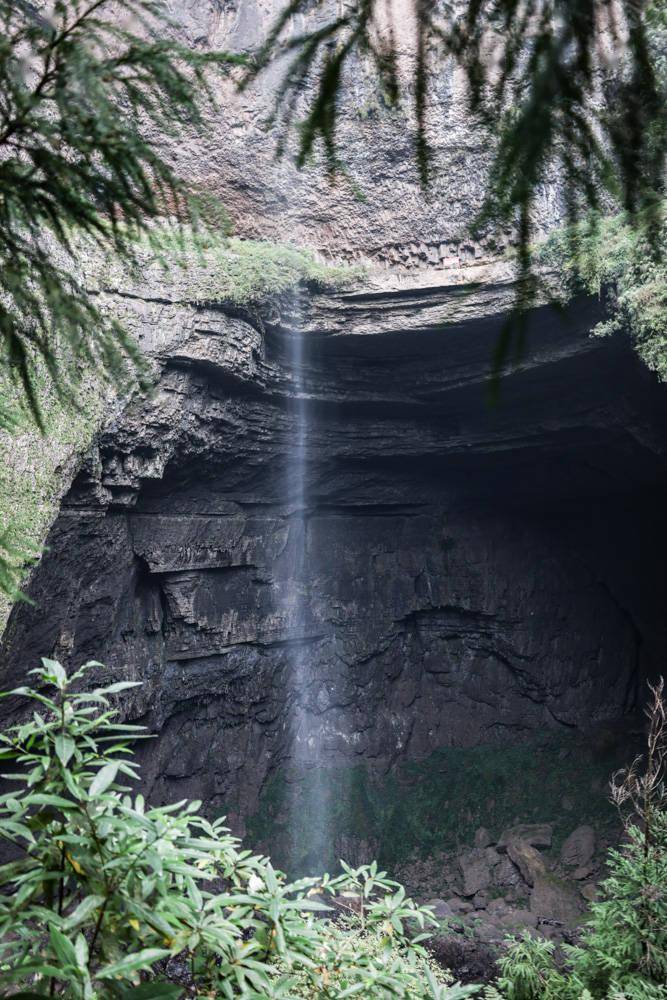 硝洞岩瀑布乐山探险好去处人少精美空气好