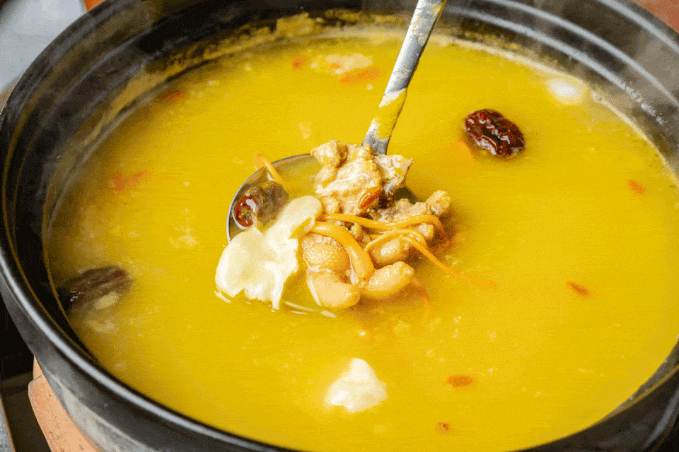 【那都不是锅】6店选用| 打卡魔都爆火的"黄金"养颜花胶鸡火锅!