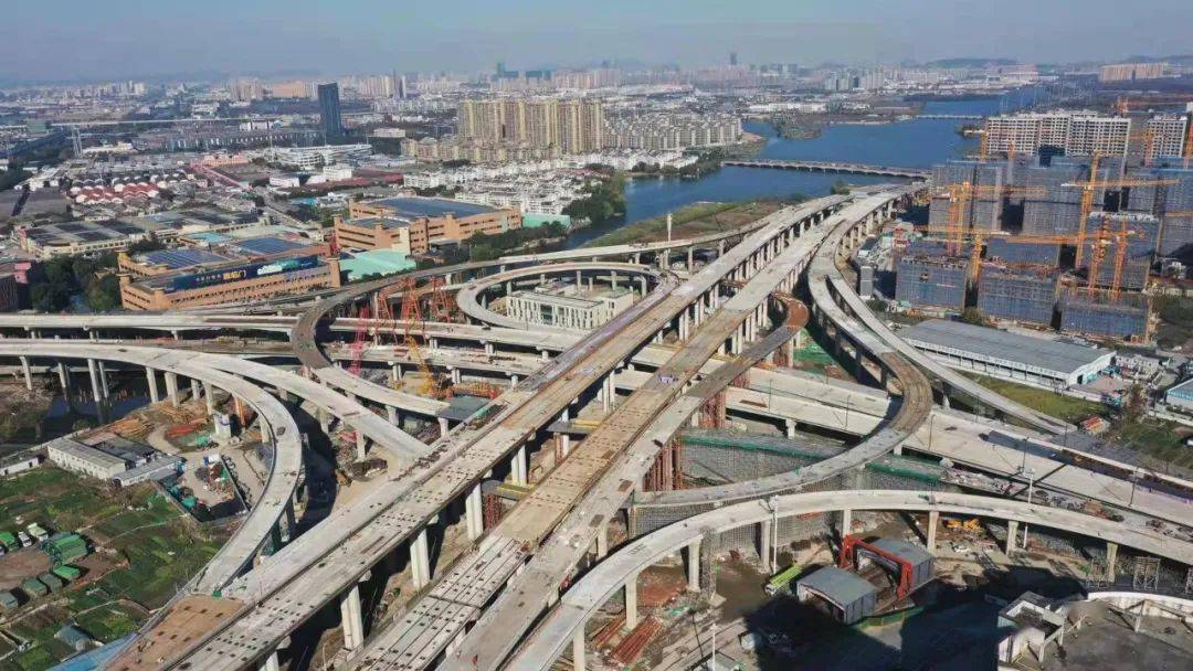 立交位于二环西路与二环北路交叉口,共包含2座主线高架桥和8座匝道桥