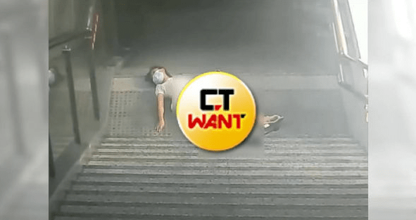 下楼梯滑手机她摔落18阶后脑杓撞地全身诡异抽搐惊悚画面曝