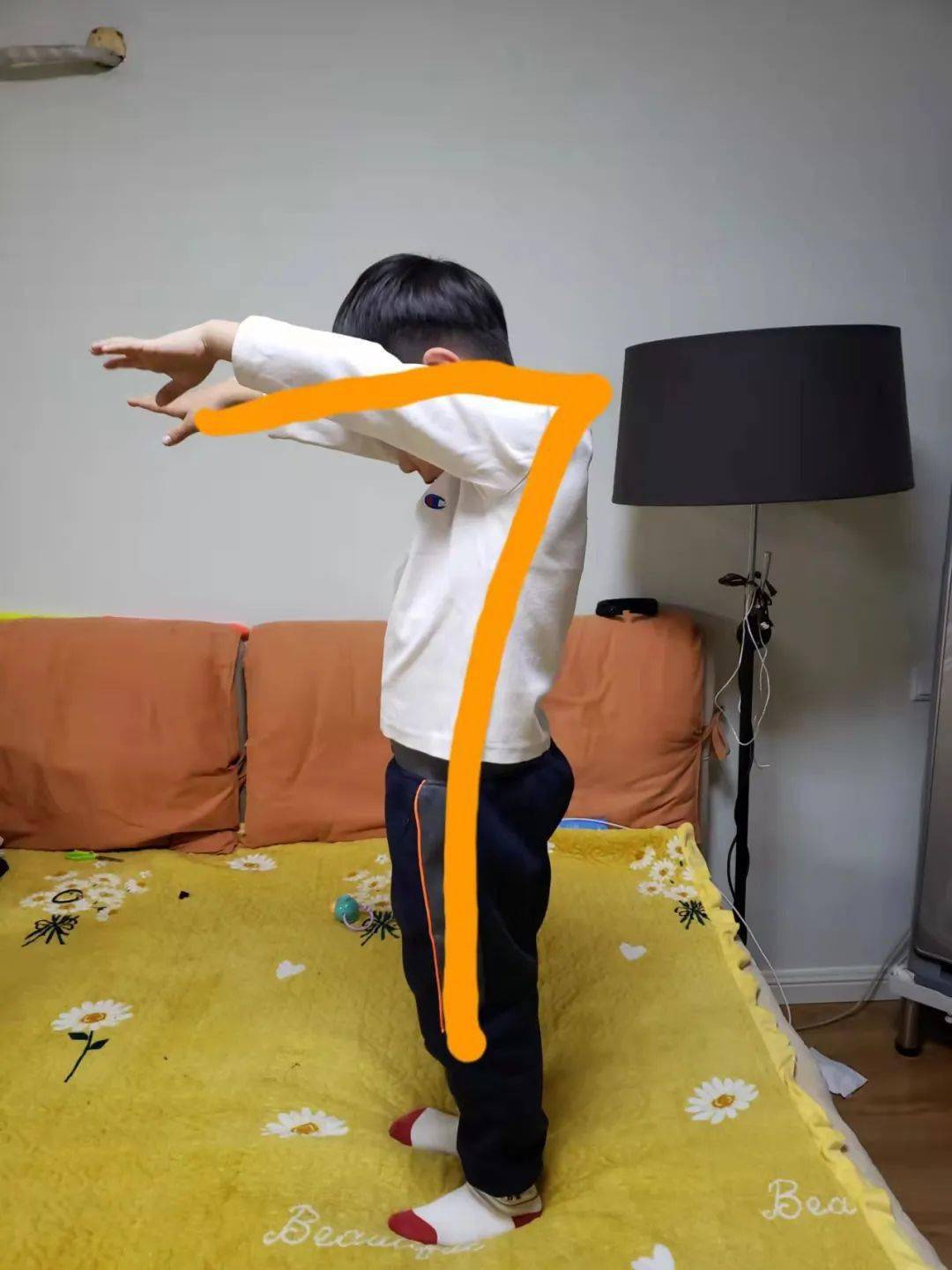 摇摇头,扭扭腰,用灵活柔软的身体摆出了10个数字的不同造型