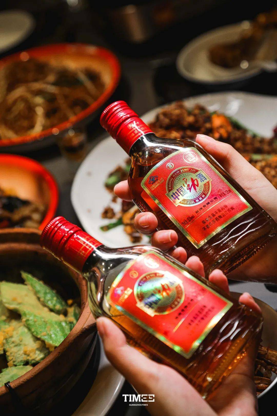 现不论是家庭聚餐,亦或是在外吃饭时,都几乎能看到「中国劲酒」的身影