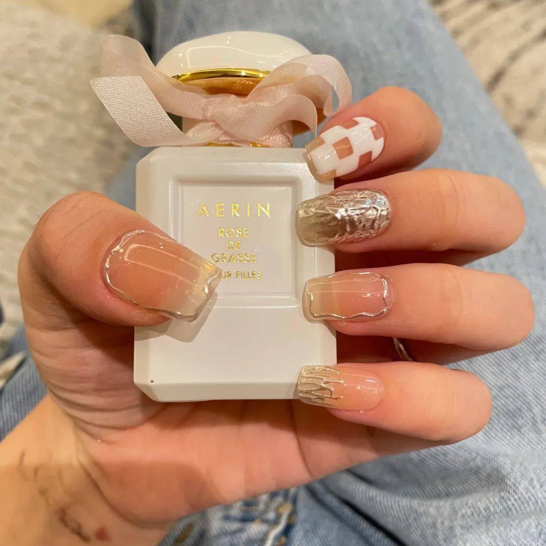 价钱均价19.9，一样价钱，你选发福奶茶还是款式无限的穿戴美甲？