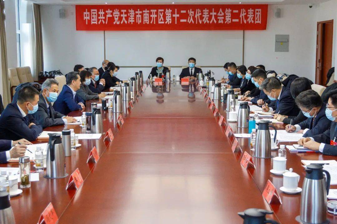 12月2日,区委副书记,区长孙剑楠来到第二代表团,与代表们热议党代会