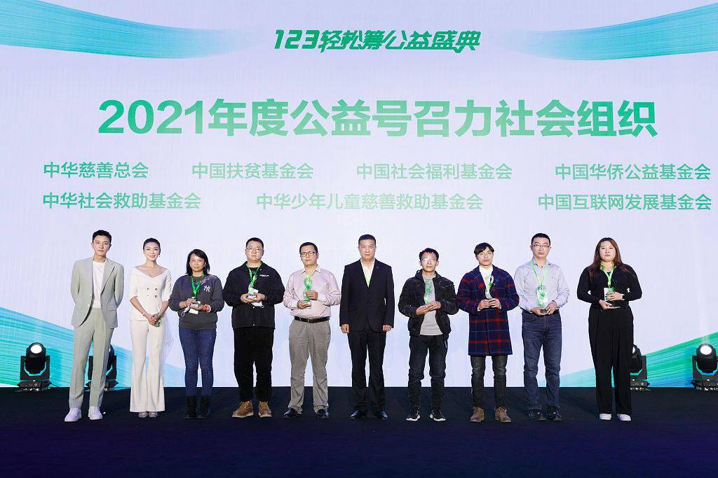 米色|贾乃亮获年度杰出贡献人物奖 着米色西装眉眼坚毅帅气有型