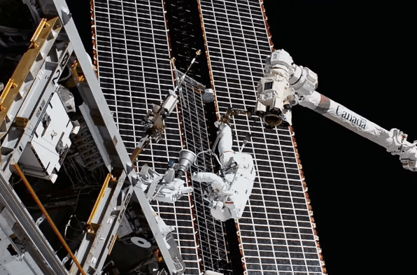 成功|NASA宇航员进行太空行走，成功更换失效的国际空间站天线系统