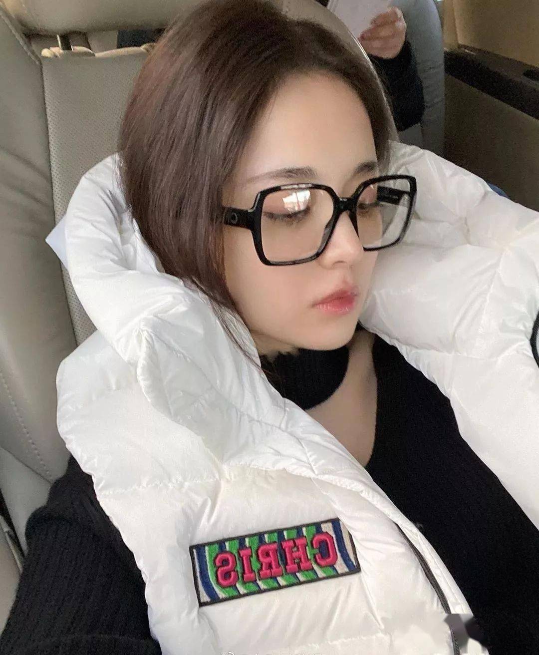 毛衣 果然,大圆脸就是要这样穿「烟管领」才好看!