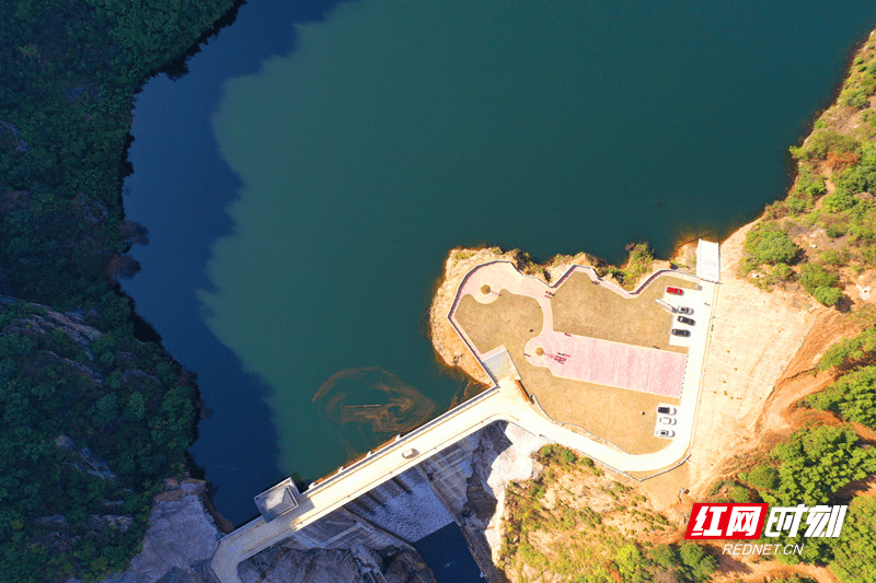 湖水|组图丨晴空万里游客至 碧湖青山入画来