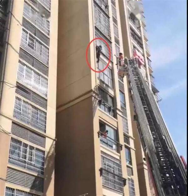 湖南女子不慎从9楼坠落瞬间抓住7楼窗户，坚持数十分钟捡回一命