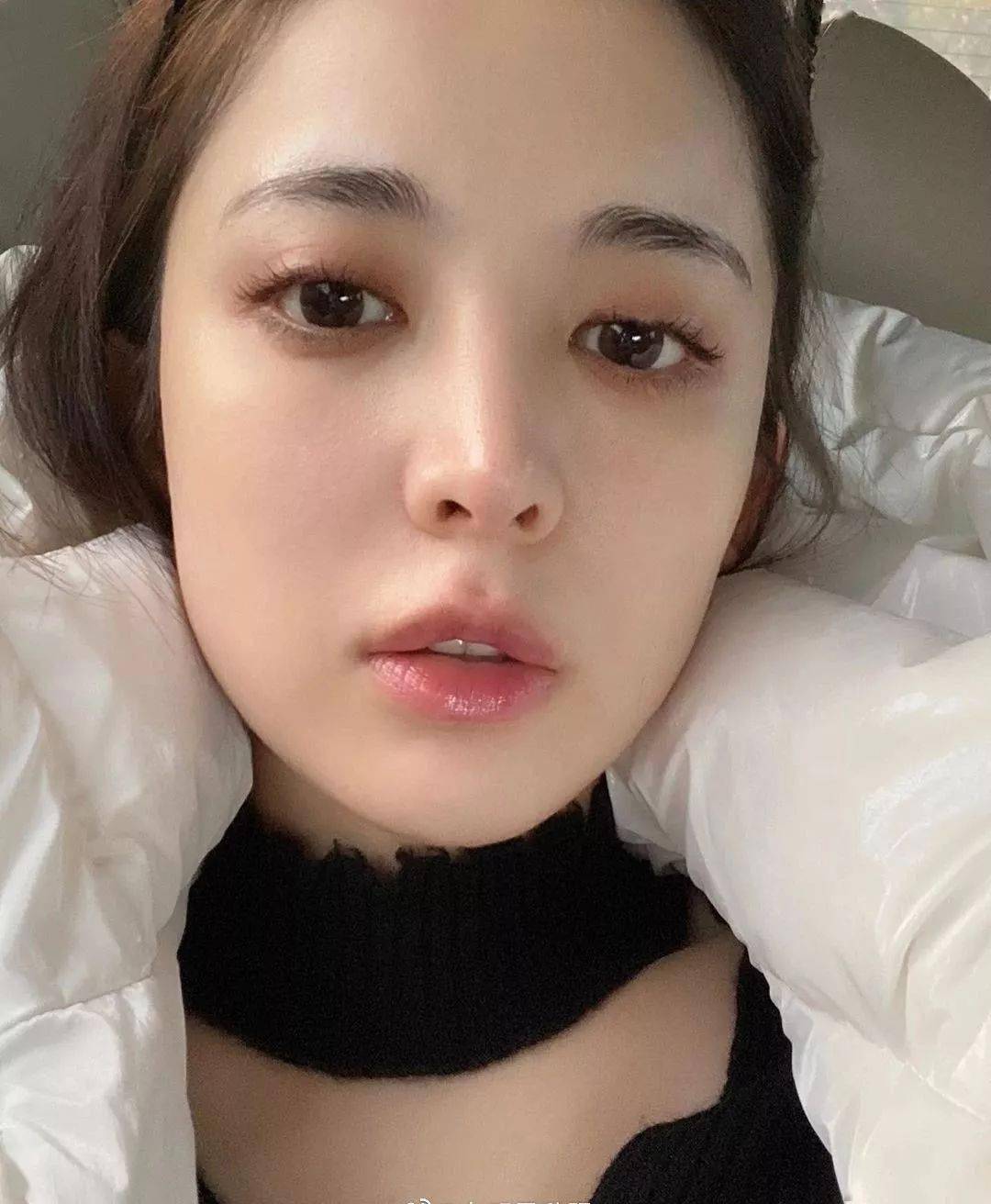 毛衣 果然,大圆脸就是要这样穿「烟管领」才好看!