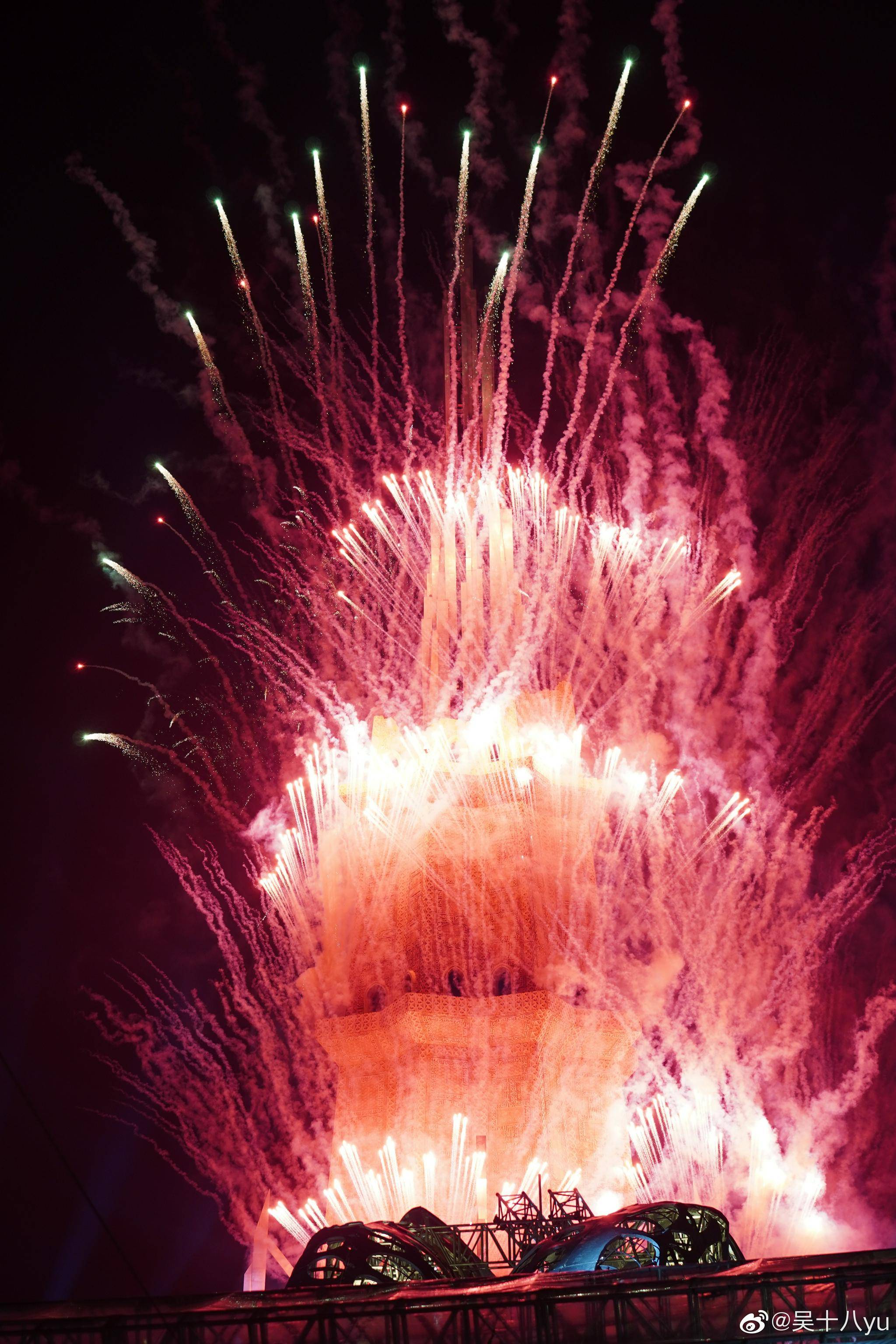 华晨宇演唱会烟花照 所有关于演唱会美好的想象