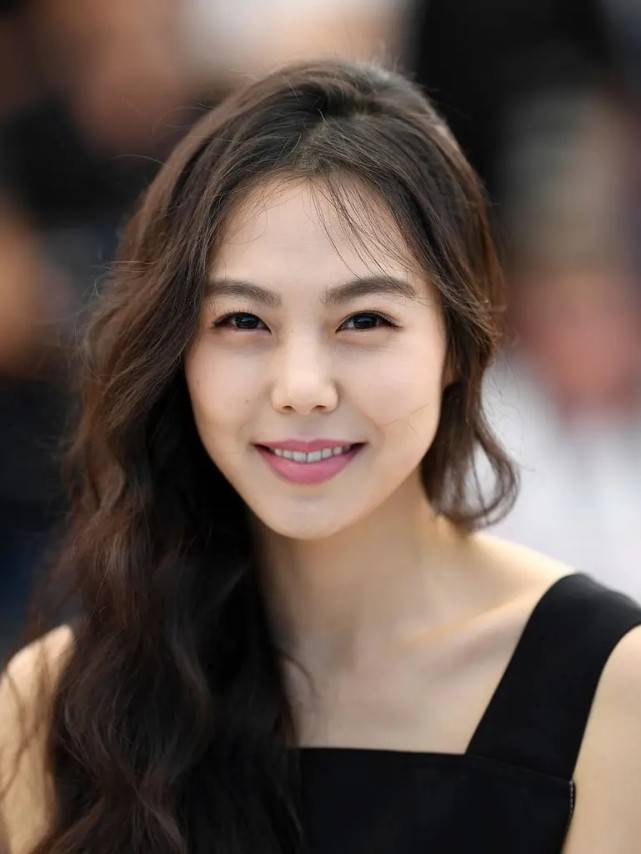 南韩女星金敏喜,和已婚导演恋爱依旧受到喜爱,全靠整容般的演技_李