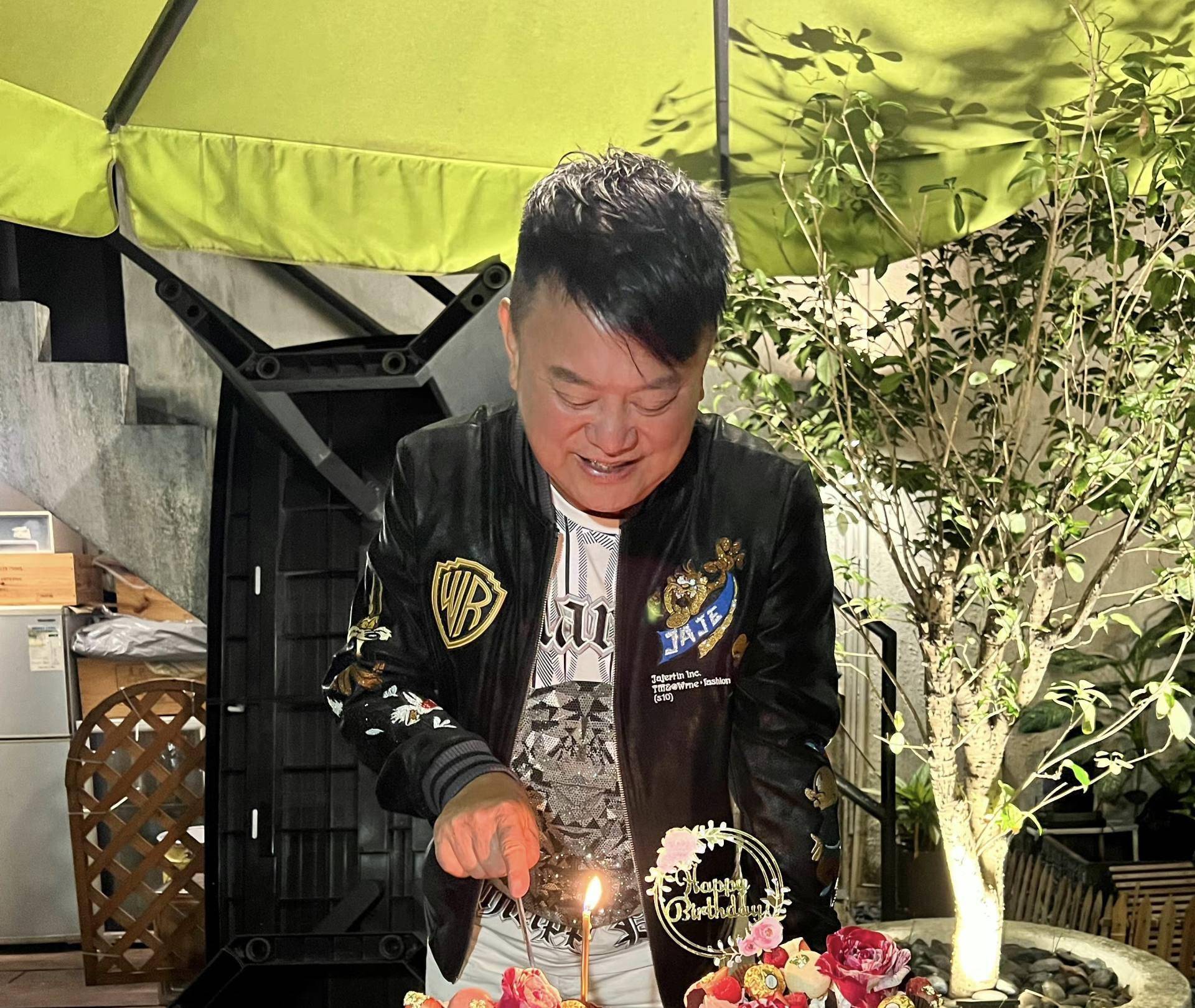 陈百祥71岁生日获爱妻庆祝 结婚42年坚持丁克 过亿财产无人继承 黄杏秀 外界 照片 陈百祥71岁生日获爱妻庆祝 结婚42年坚持丁克 过亿财产无人继承 黄杏秀 外界 照片