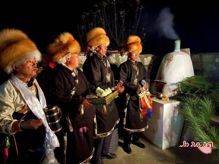 除夕之夜,工布藏族按照习俗进行"驱鬼"仪式,并把过年用的食物"措"