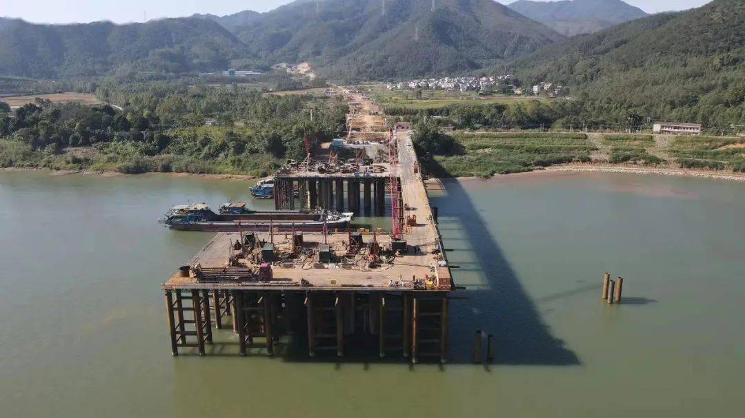 最新进展肇明高速公路杨梅西江特大桥主桥全面启动桩基施工