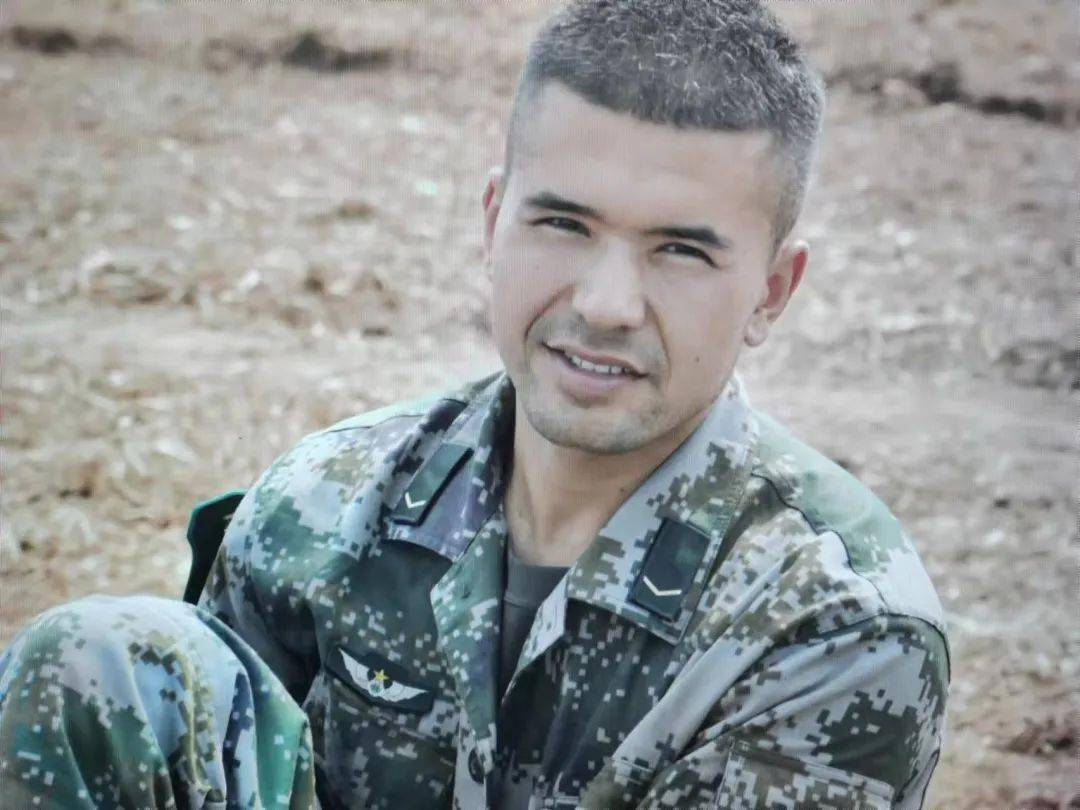 抗洪救灾有他在吐尔洪·艾则孜江说:"要么不做,要做就拼尽全力,身处