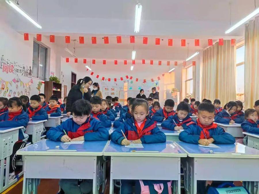 莒县三中小学部二年级举行汉字书写水平过关比赛