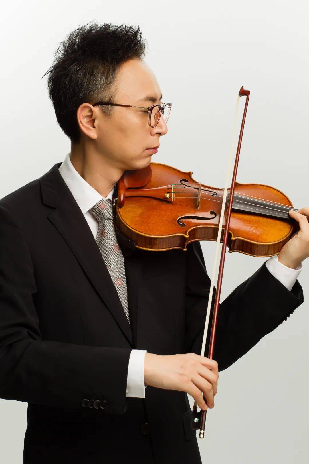 刘昭中国首位职业手风琴演奏家