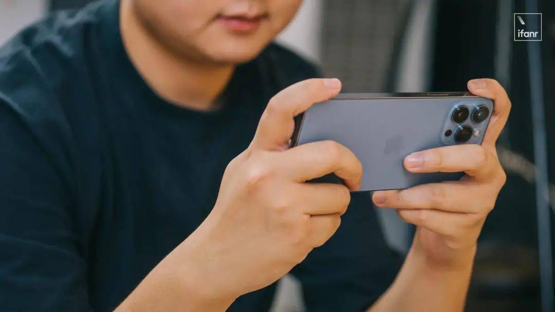 透明 AirPods 这么好看，为什么我们买不到？