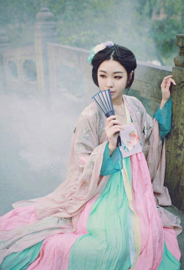 她穿书成替嫁男主傻弟弟的恶毒女配貌美如花却对夫君非打即骂