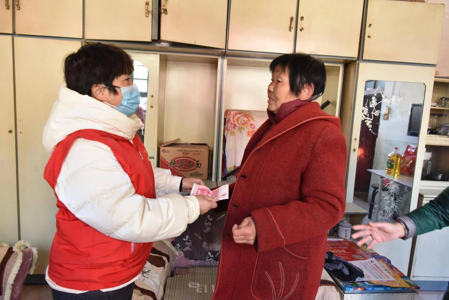 男子重大疾病家庭陷入困境急需帮助时他们伸出援助之手图啥